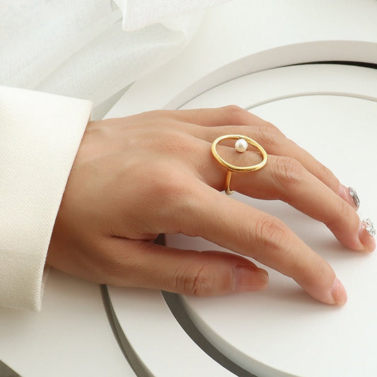 Rana – Gold Ring with Oval Pearl