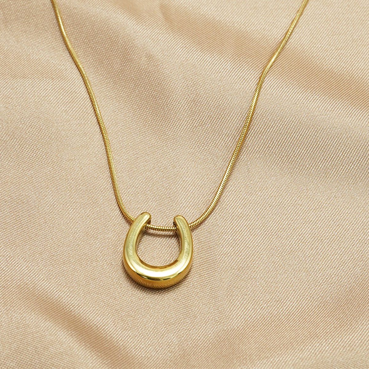 Caitlin – Gold-Plated Horseshoe Necklace as a Lucky Charm
