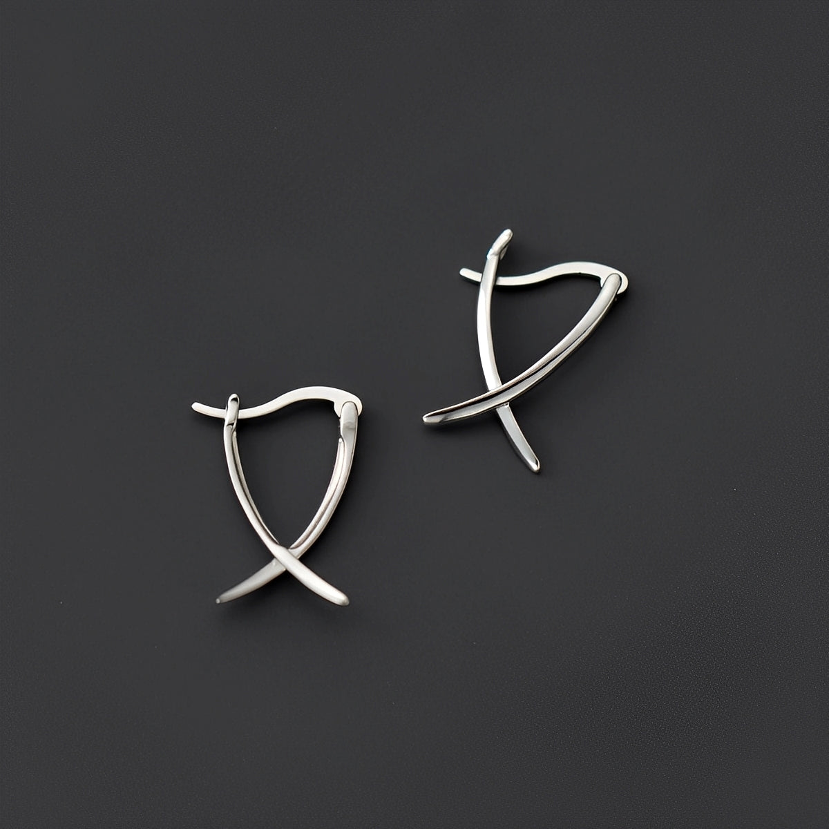 Vanny – Cross earrings in chic gold