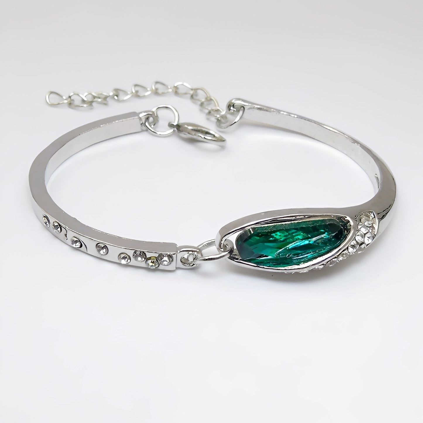 Miku – Stylish Bracelet Adorned with Sapphires