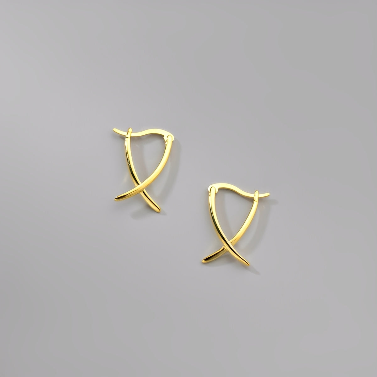 Vanny – Cross earrings in chic gold