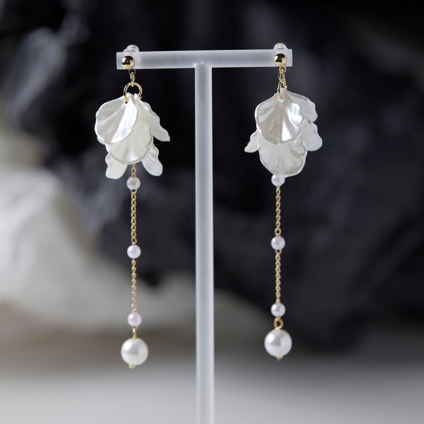 Rhia – Earrings with fairy-like petals, pearl and tassels