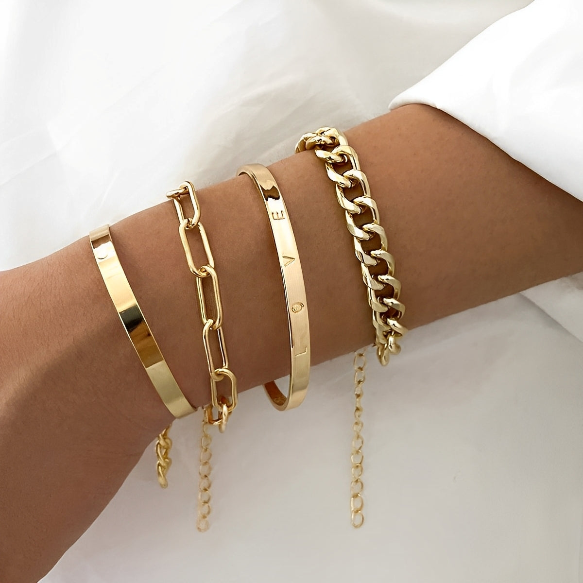 Elari – Set of 4 Stylish Bracelets for the Wrist