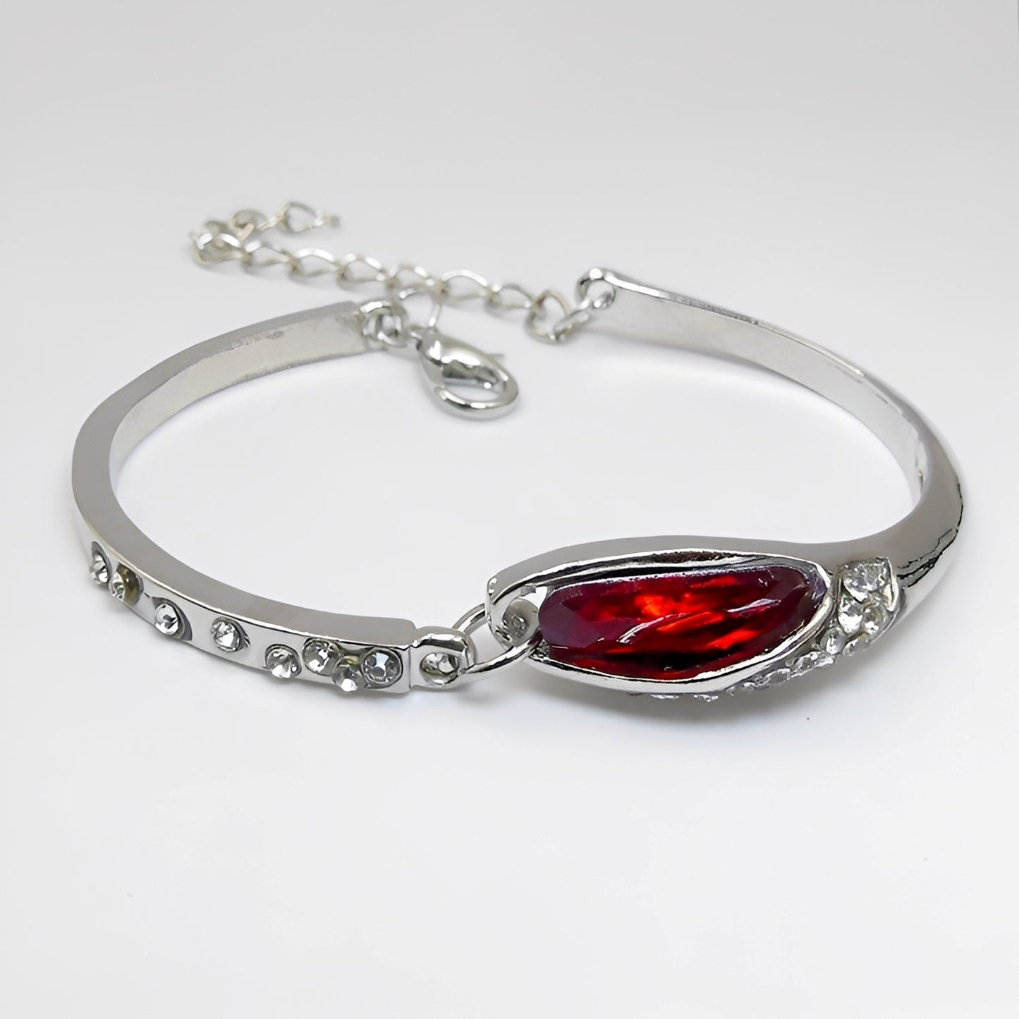 Miku – Stylish Bracelet Adorned with Sapphires
