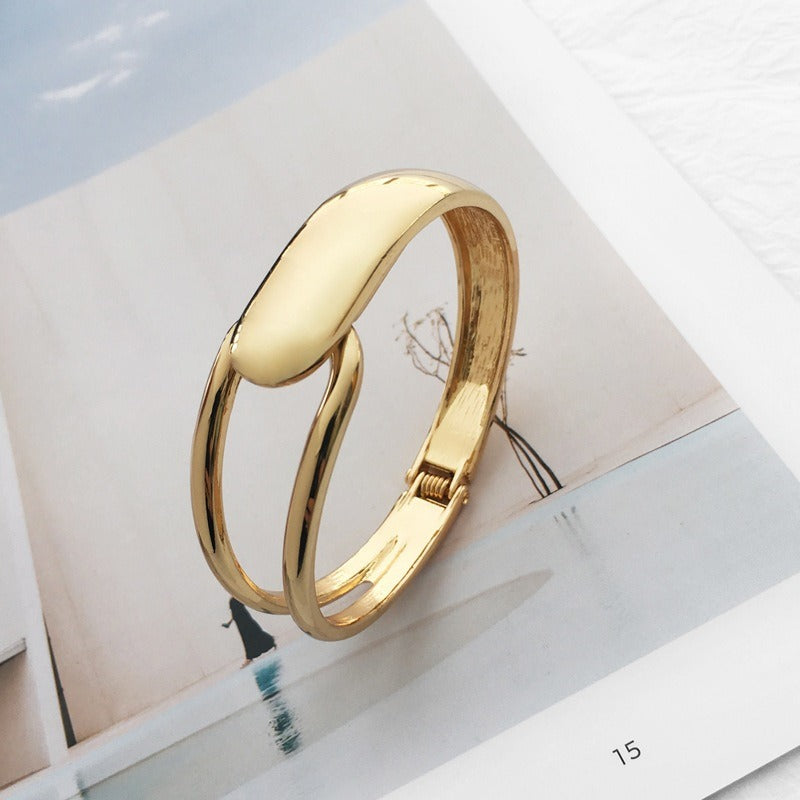 Alyssa – Stylish Golden Bracelet