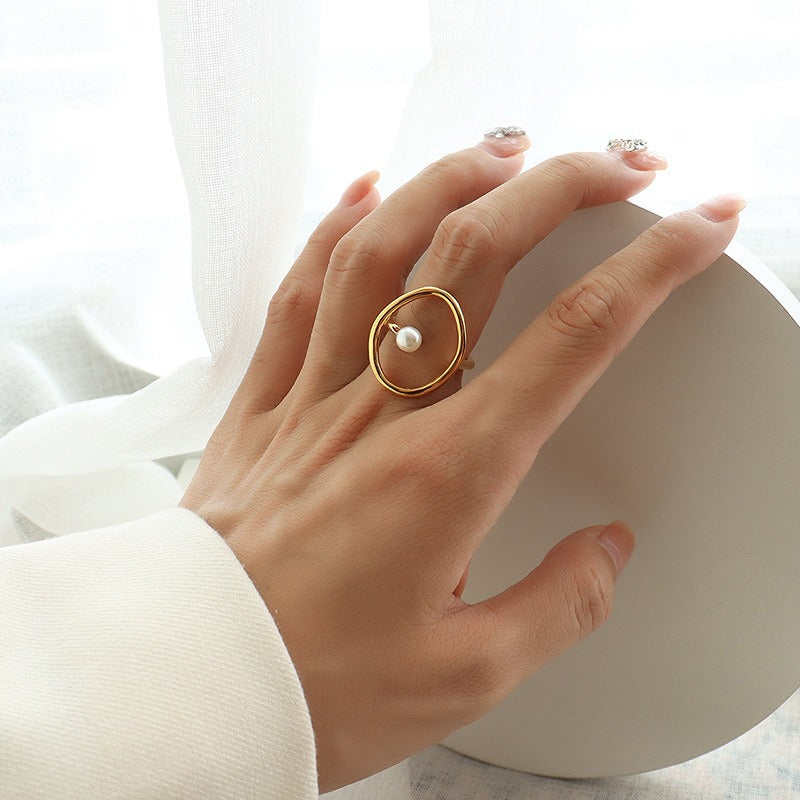 Rana – Gold Ring with Oval Pearl