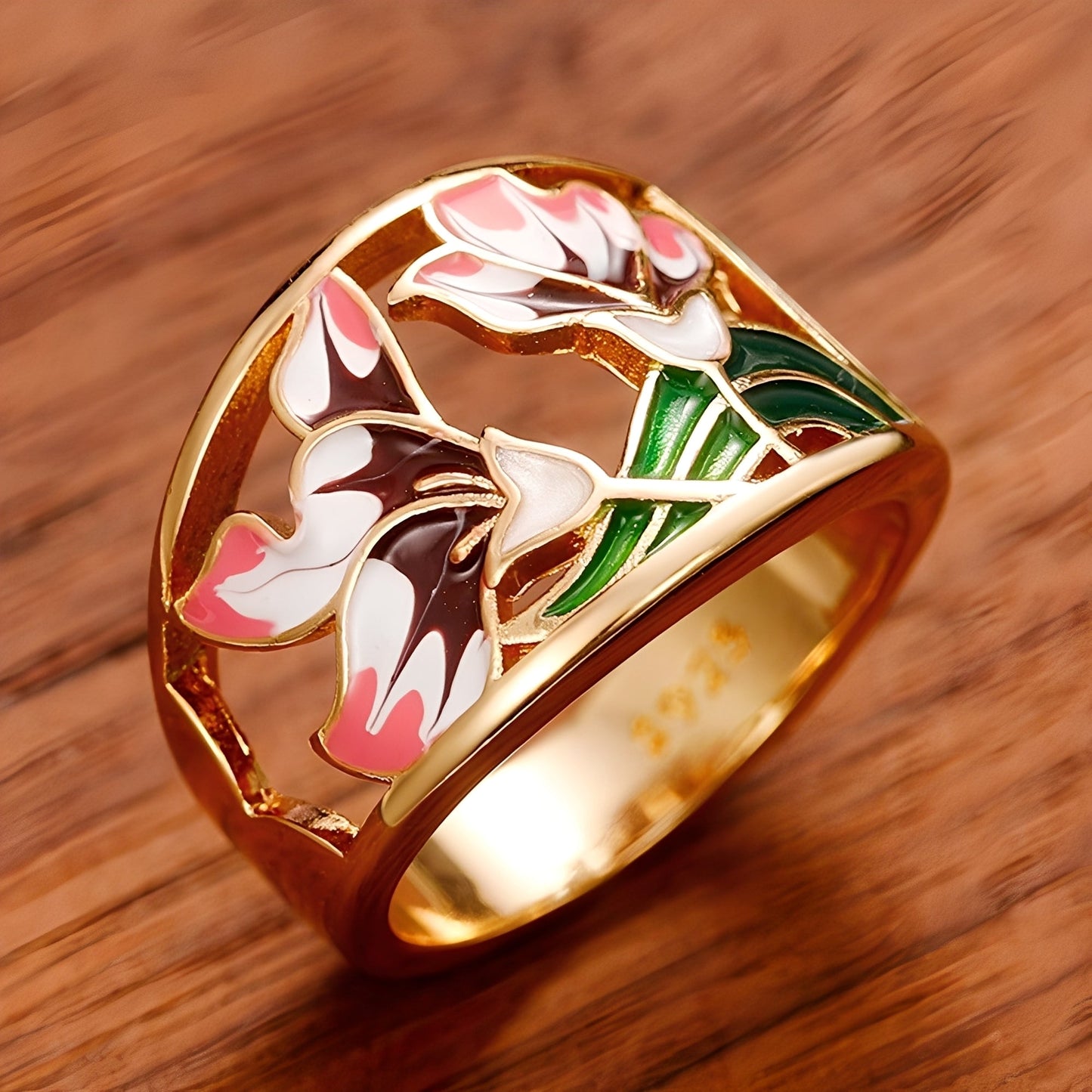 Cess – Enamelled gold ring with flowers in vintage style