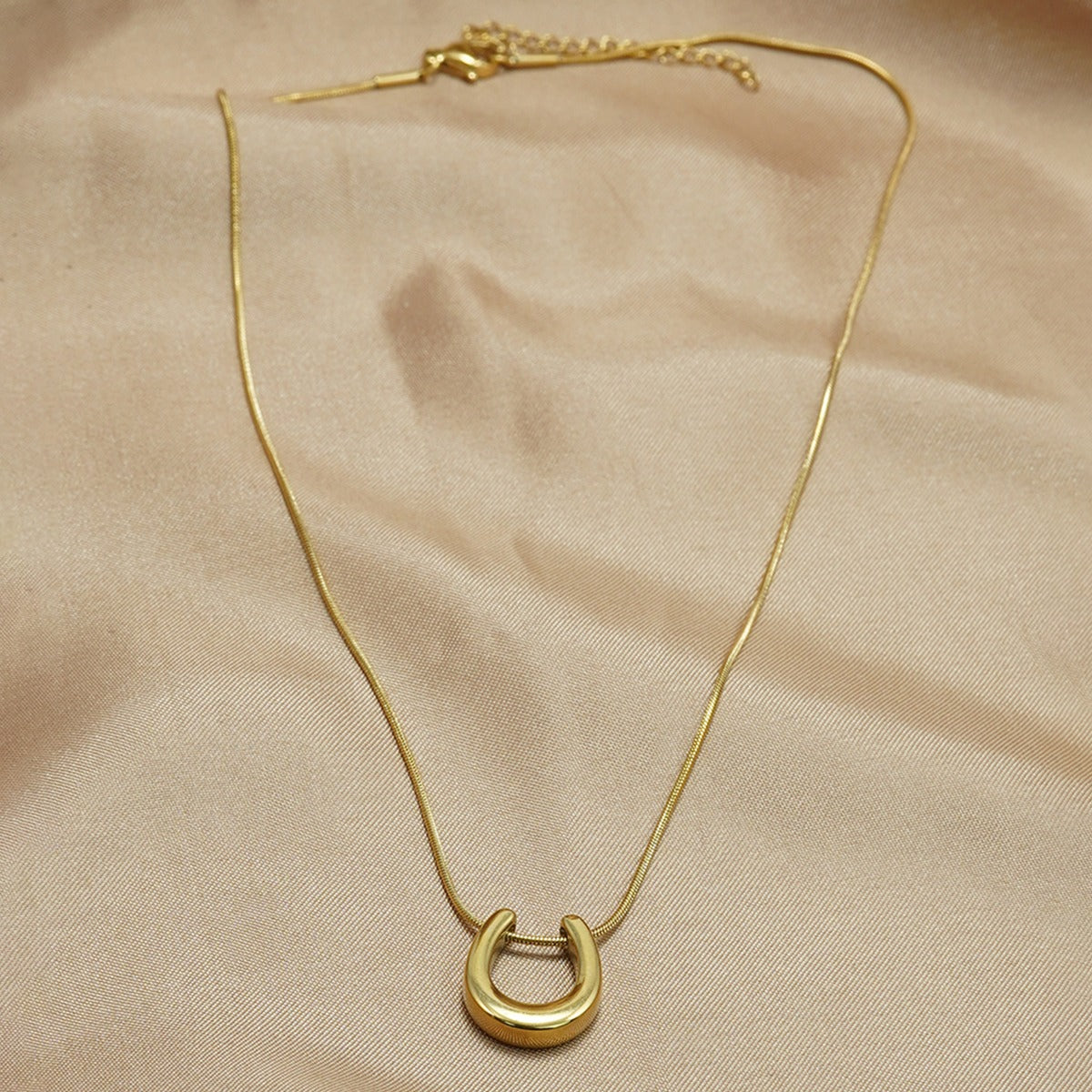 Caitlin – Gold-Plated Horseshoe Necklace as a Lucky Charm