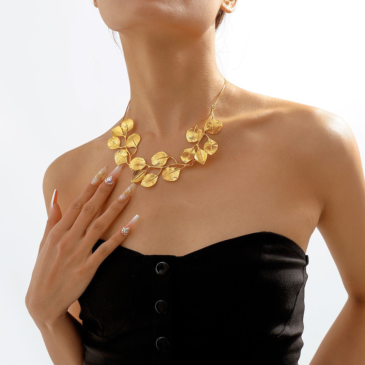 Mitena – Necklace made of Metal in Leaf Design