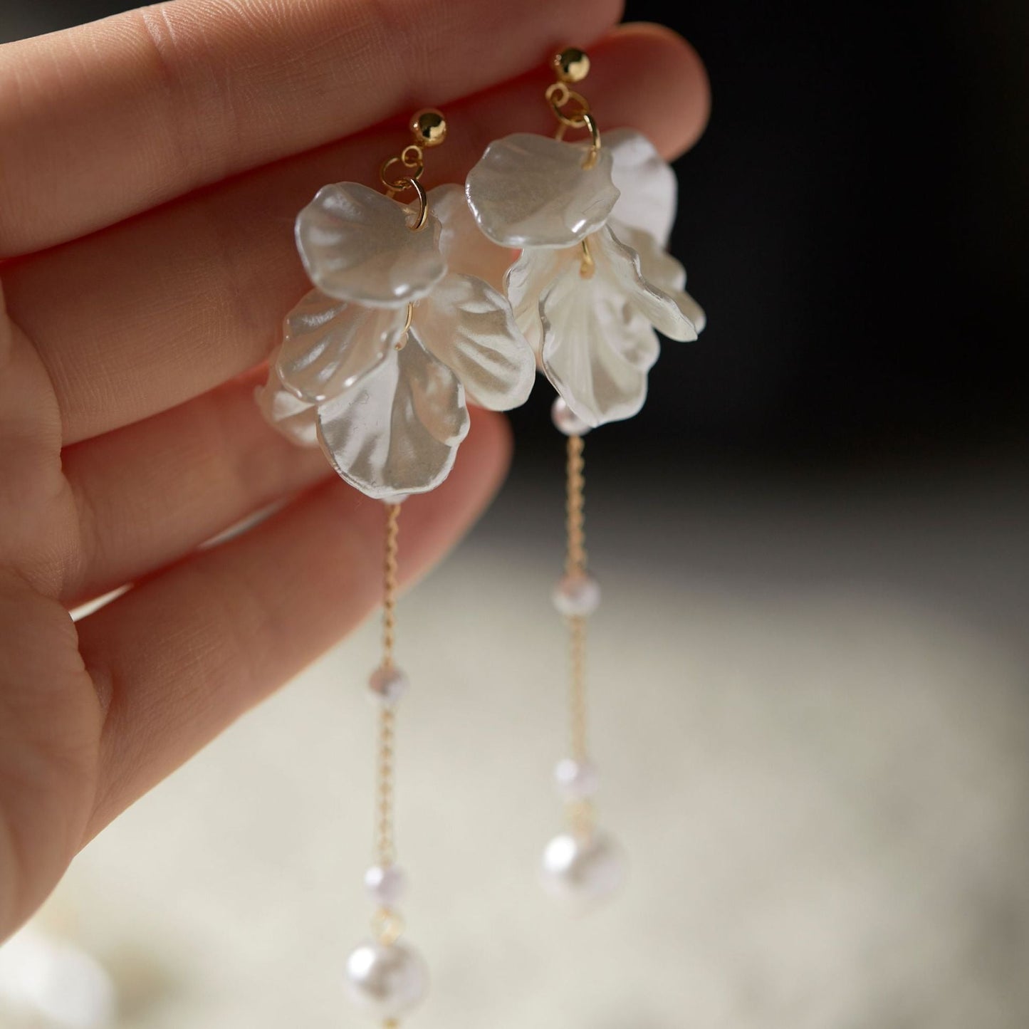 Rhia – Earrings with fairy-like petals, pearl and tassels