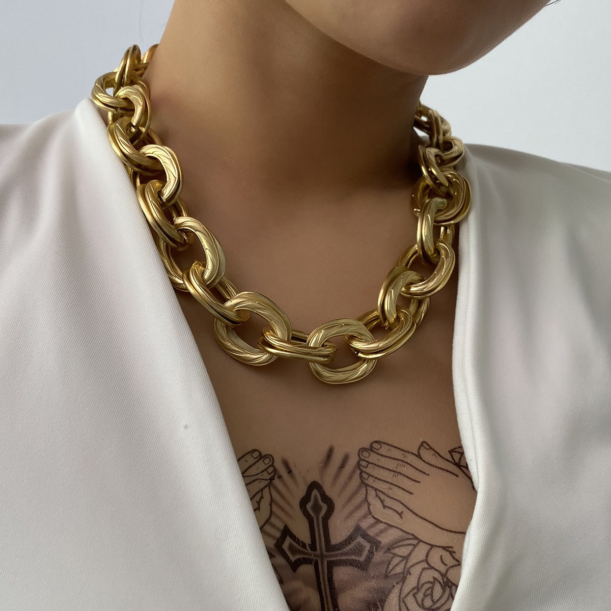 Alessia – Necklace with wide golden links