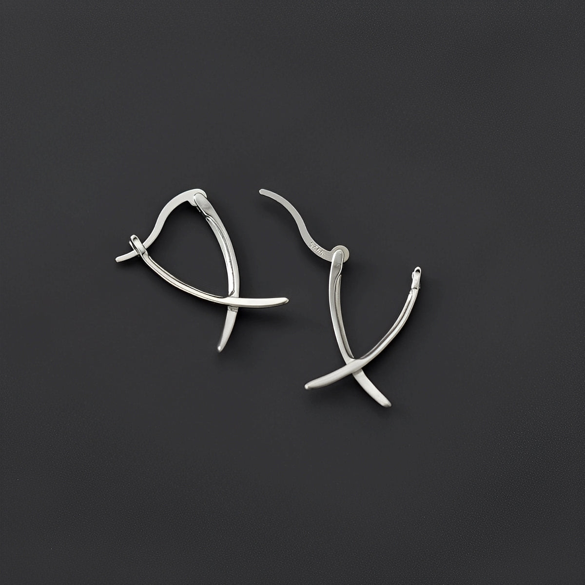 Vanny – Cross earrings in chic gold