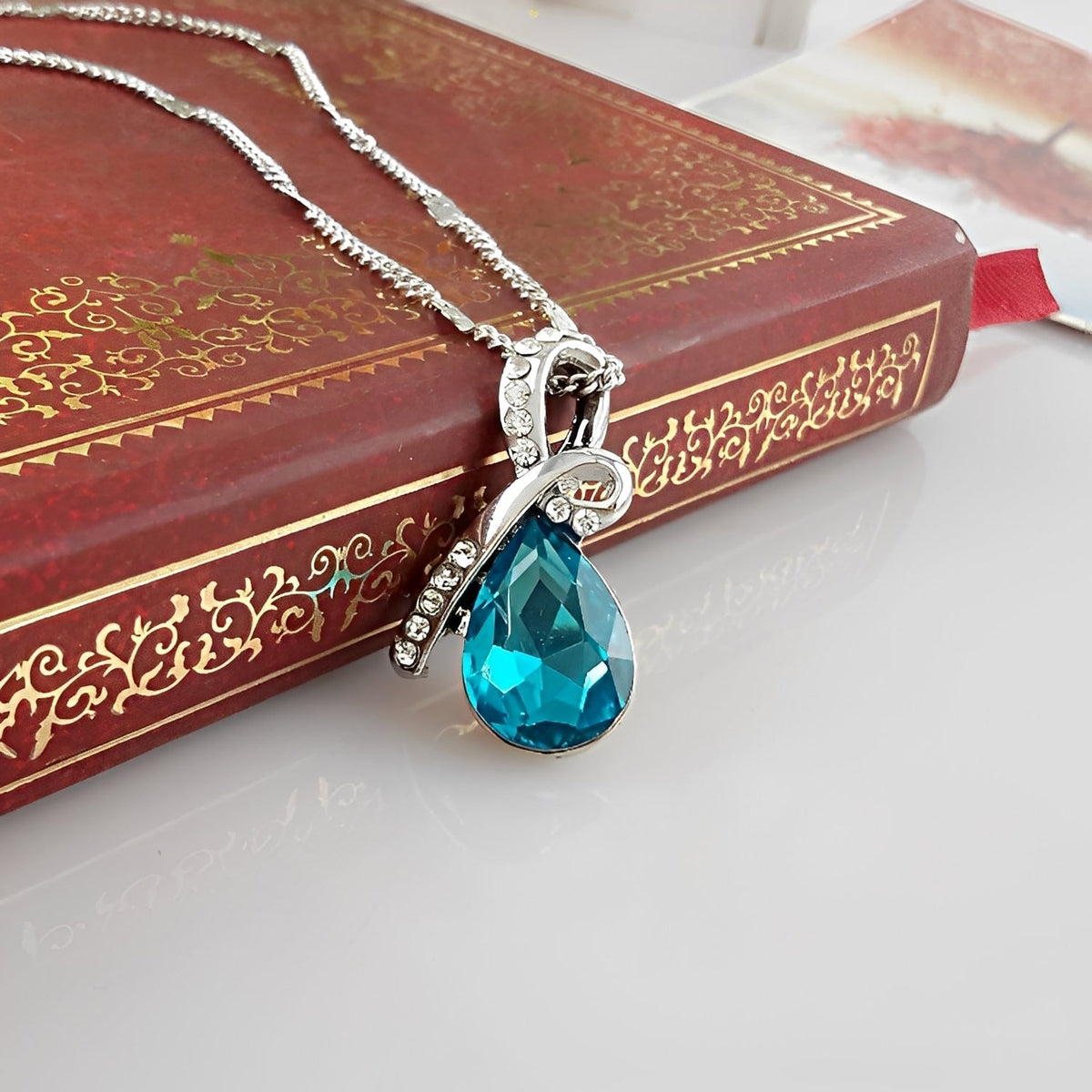 Pilar – Sparkling White Necklace