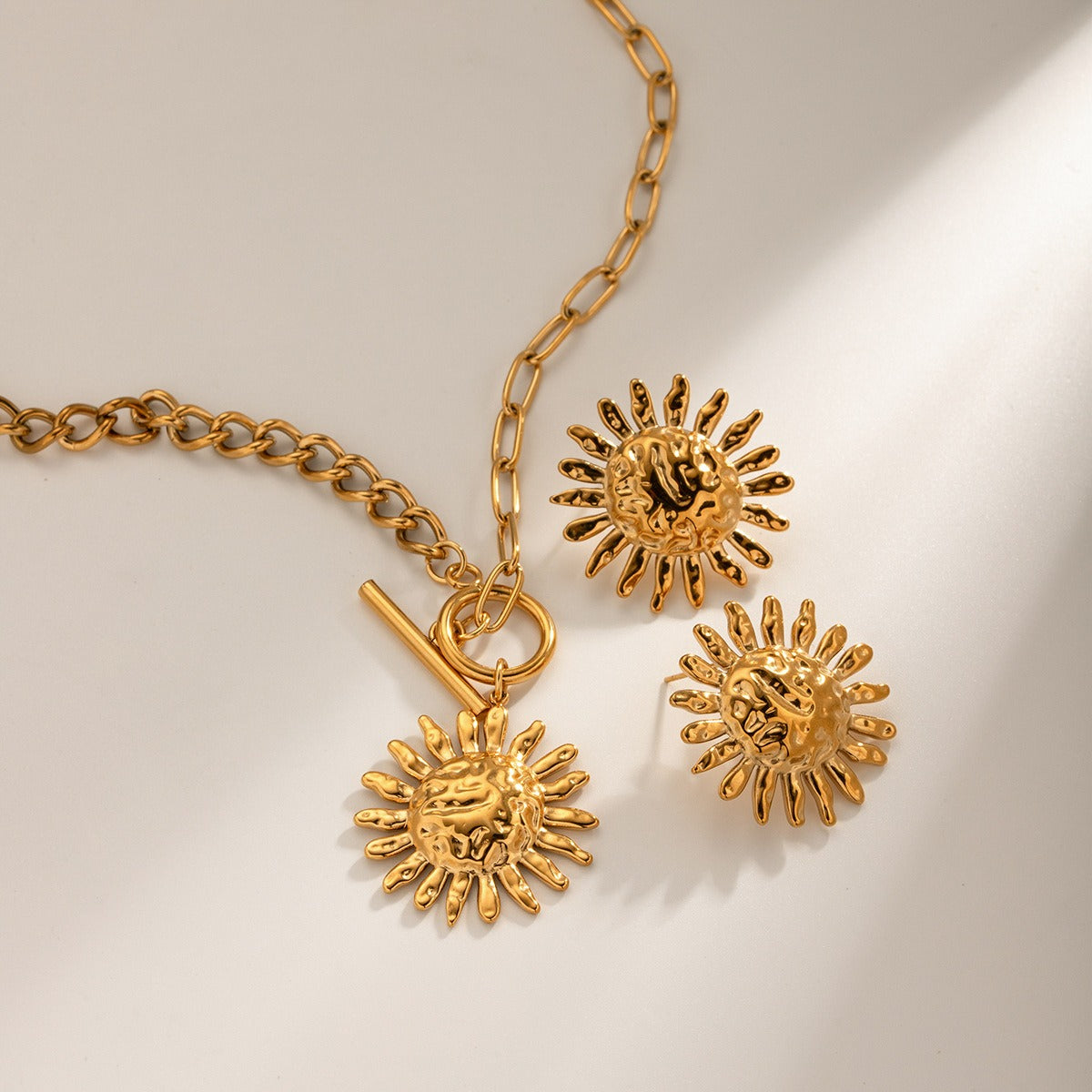 Milly – Eye-catching Necklace with Golden Sunflower