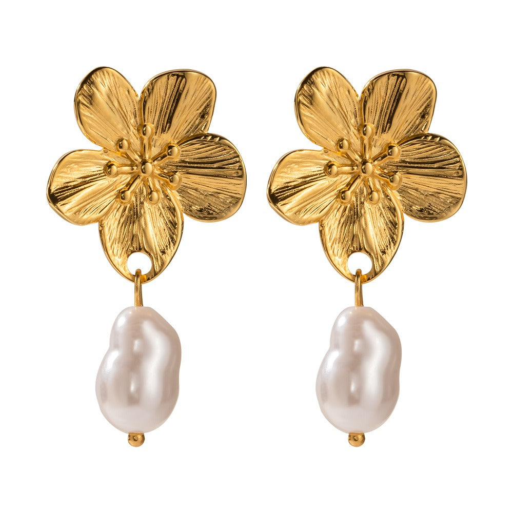 Ember – Earrings Flower Creation with Golden Pearls