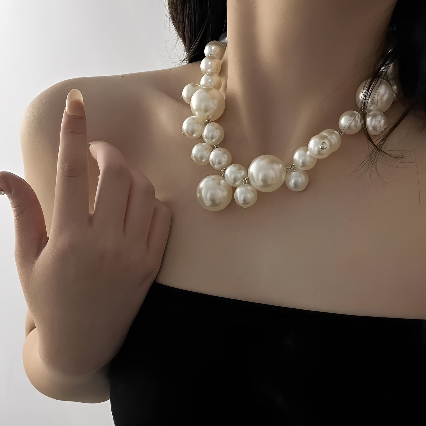 Lucie – Elegant Luxury Necklace with Large and Small Pearls