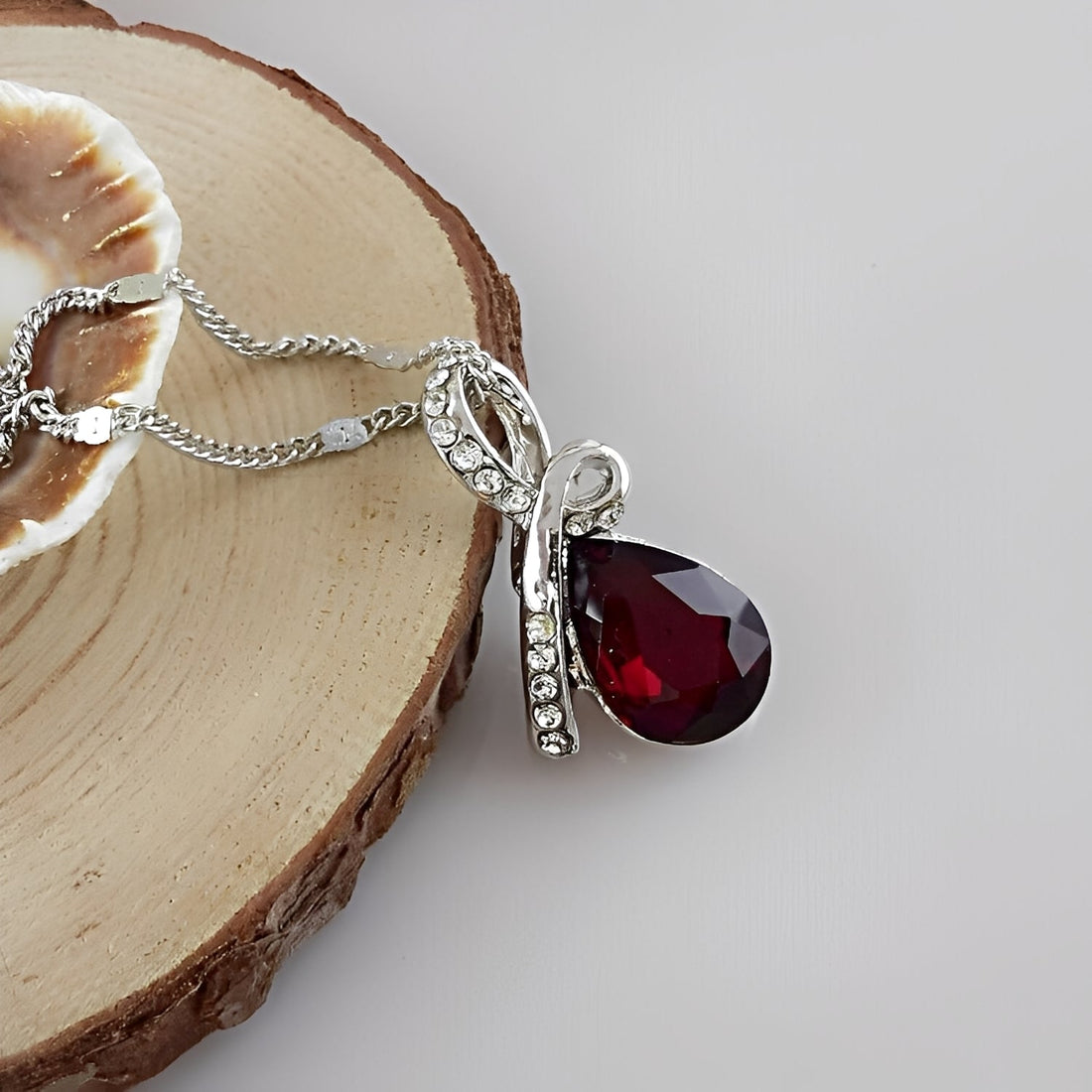 Pilar – Sparkling White Necklace