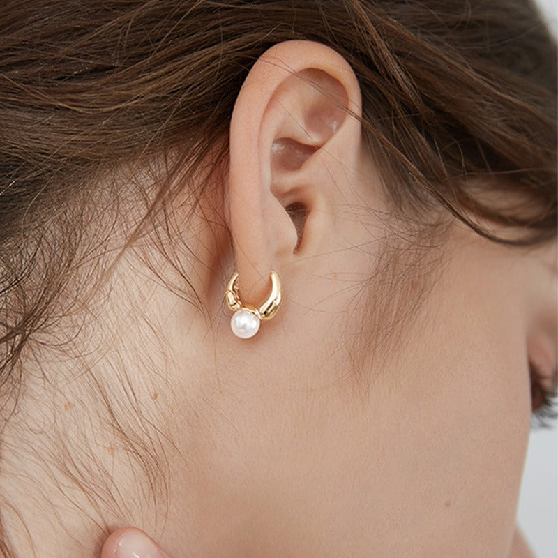 Maelle – Golden Earrings with Single Pearl