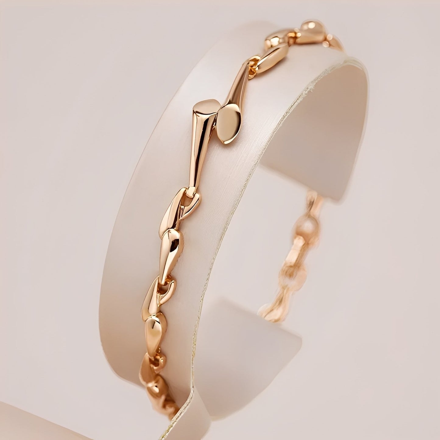 Lina – Stylish bracelet in gold