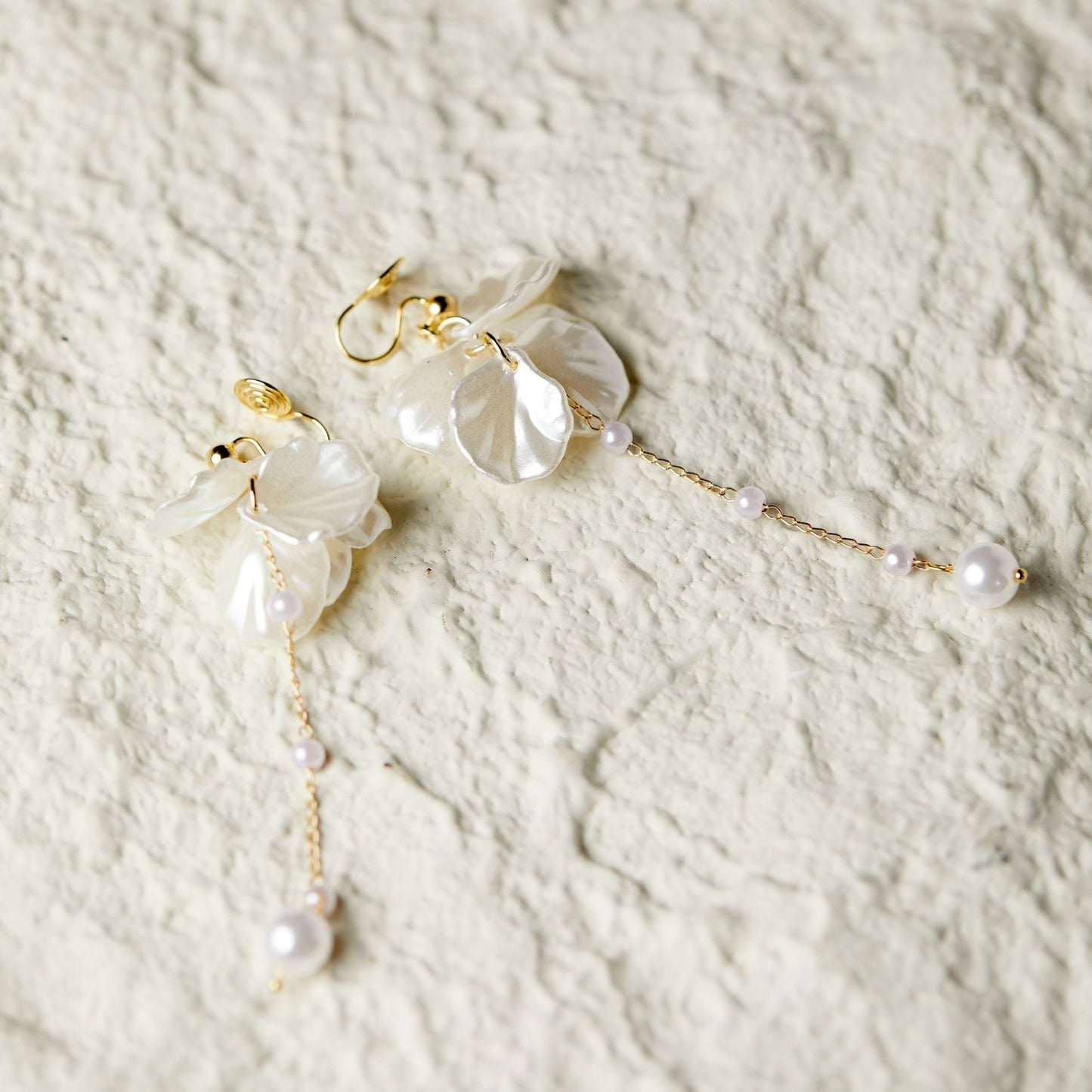 Rhia – Earrings with fairy-like petals, pearl and tassels