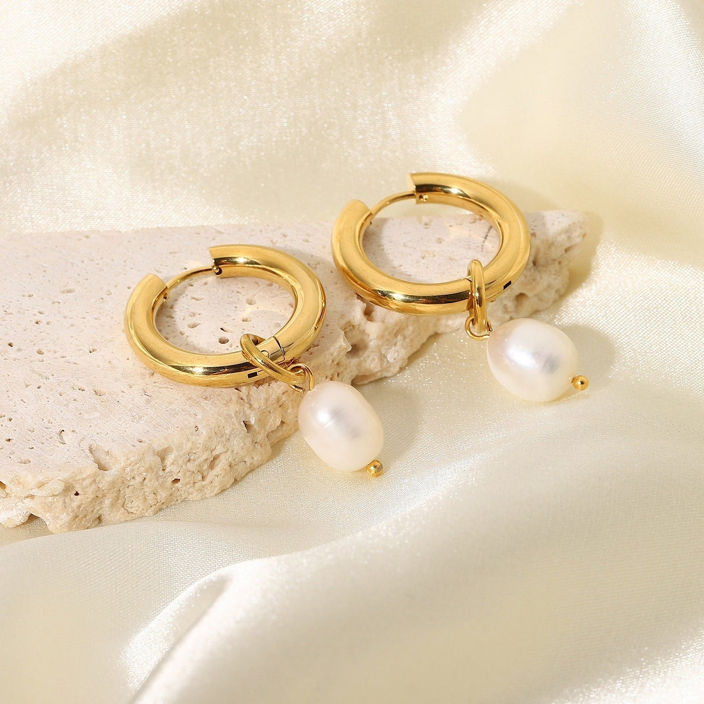 Ada – Stylish Pearl Earrings