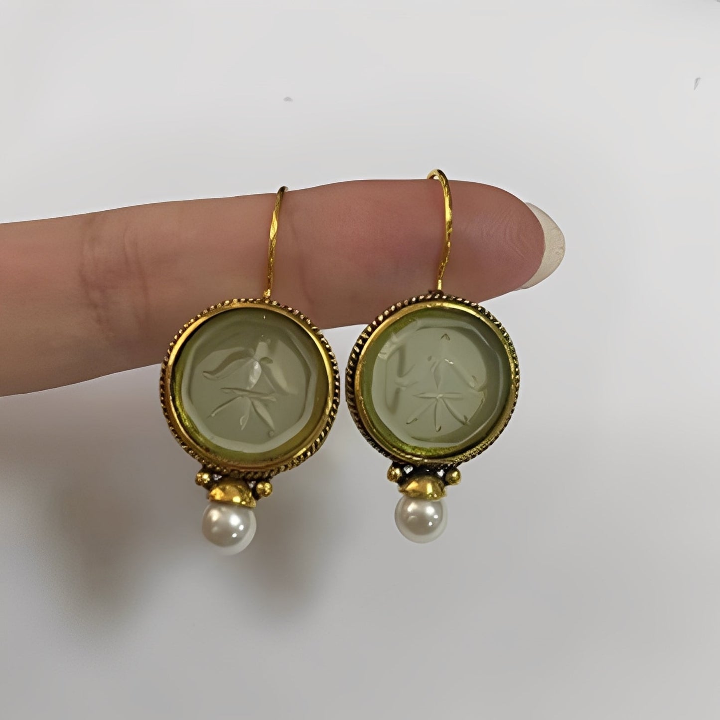 Nolwenn – Vintage Earrings with Pearl and Emerald