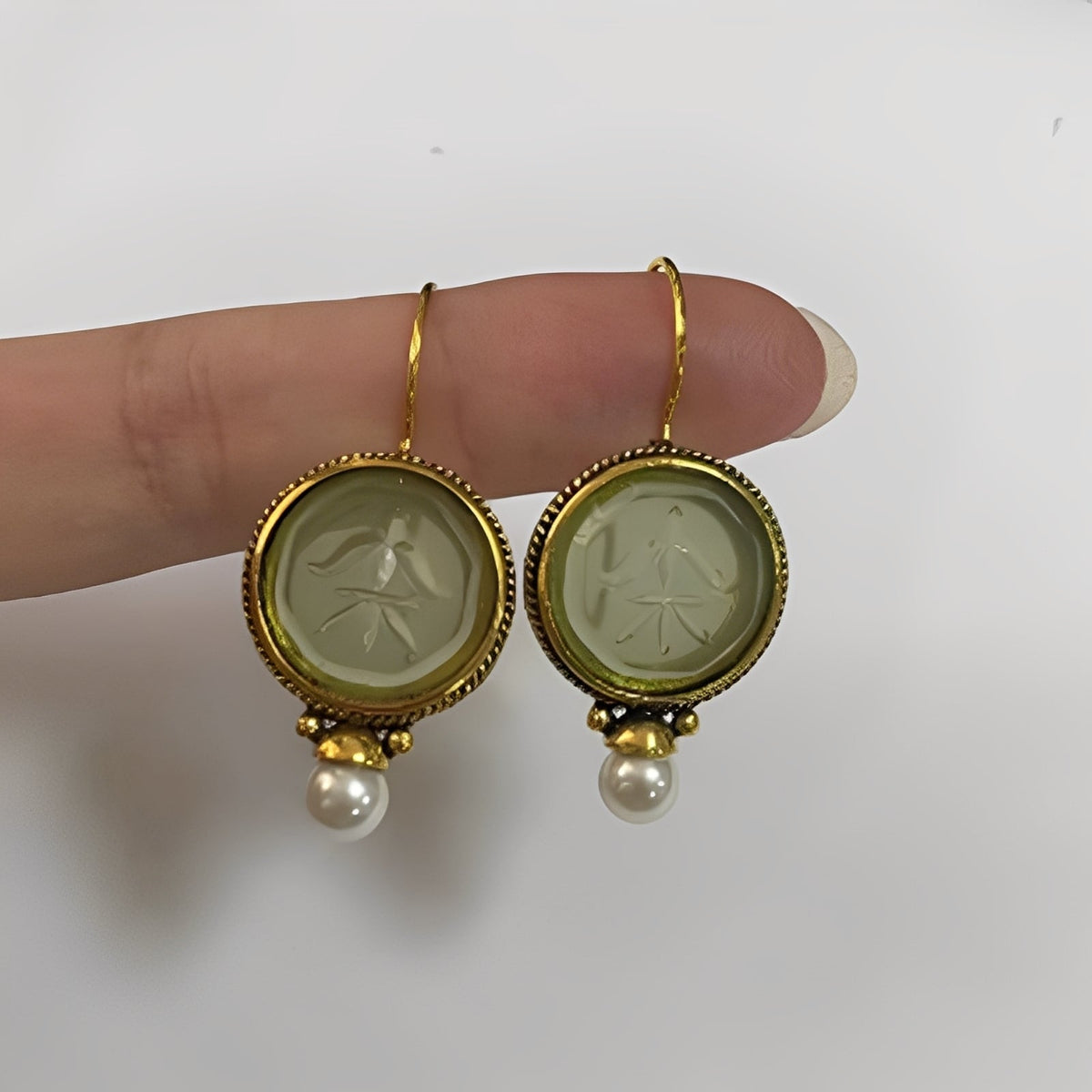 Nolwenn – Vintage Earrings with Pearl and Emerald