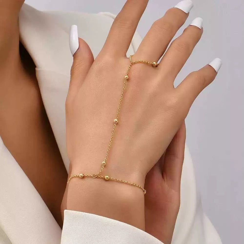 Lisa – Bracelet Chain Pearls and Gloves
