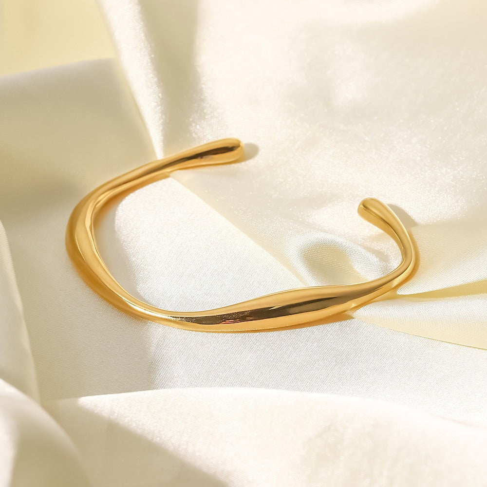 Gayle – Stylish Möbius Bracelet