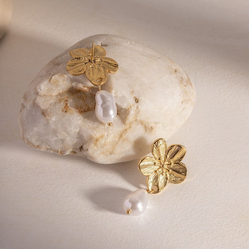 Ember – Earrings Flower Creation with Golden Pearls