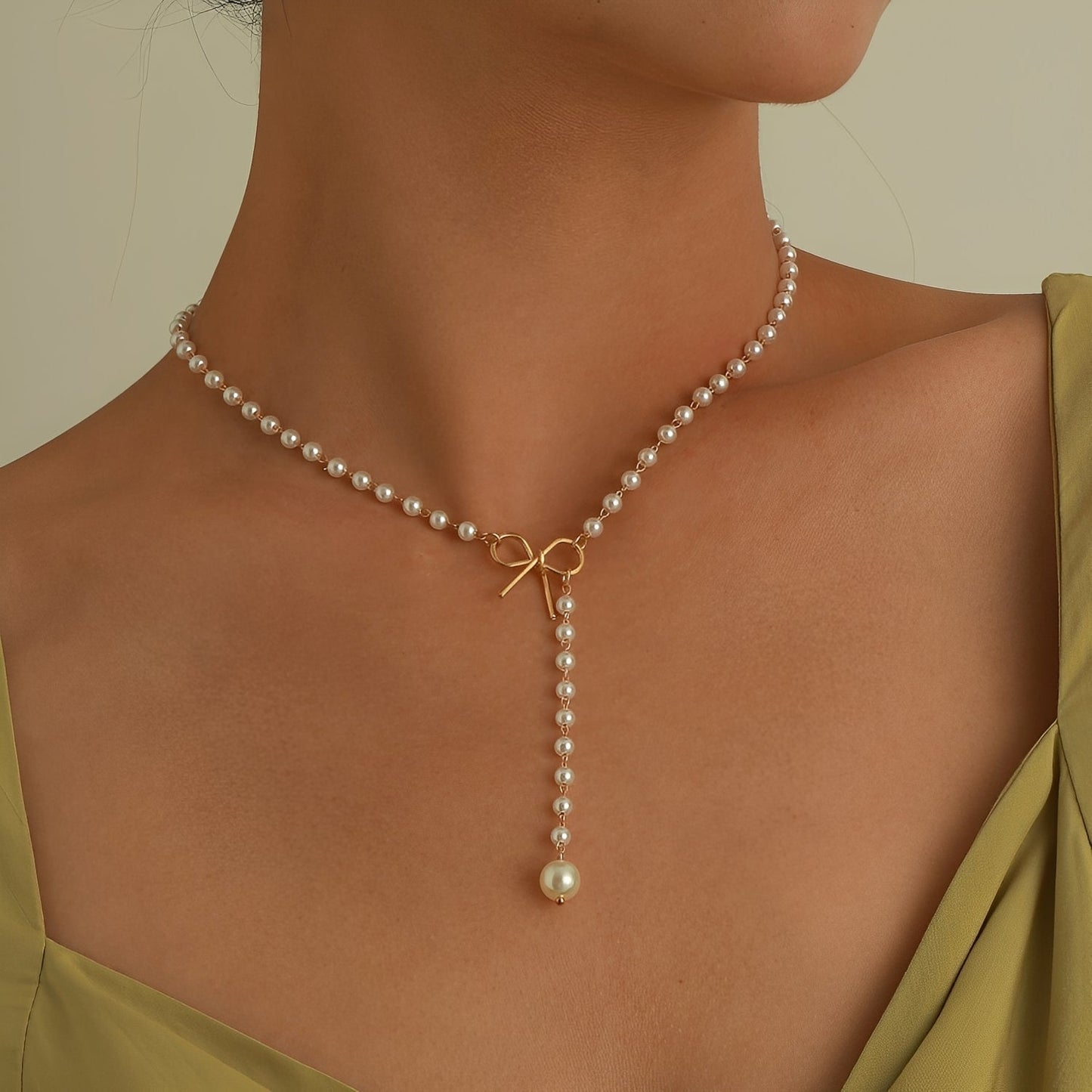 Antoneth – Necklace with Bow-Shaped Pendant and Pearl