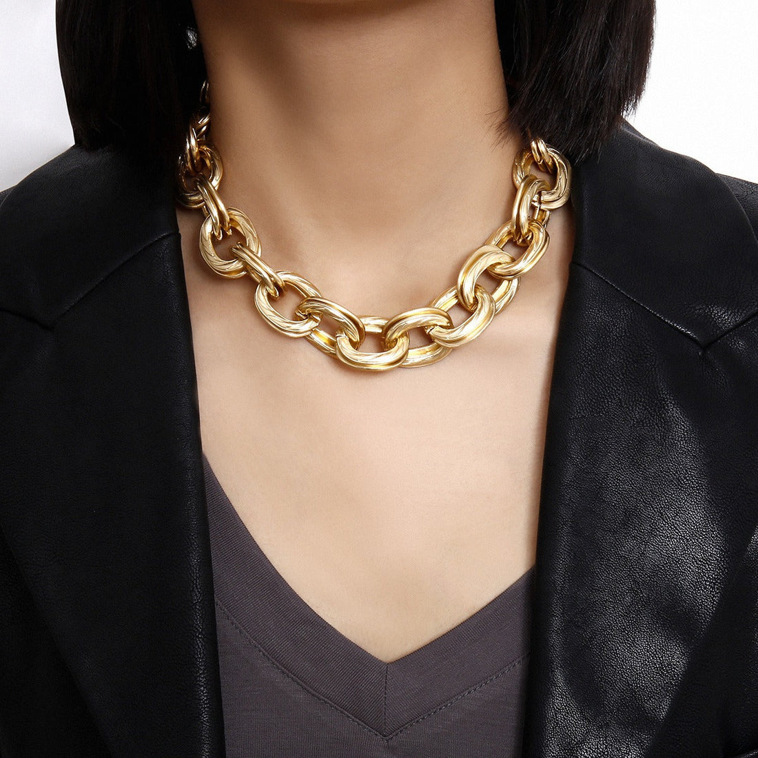 Alessia – Necklace with wide golden links