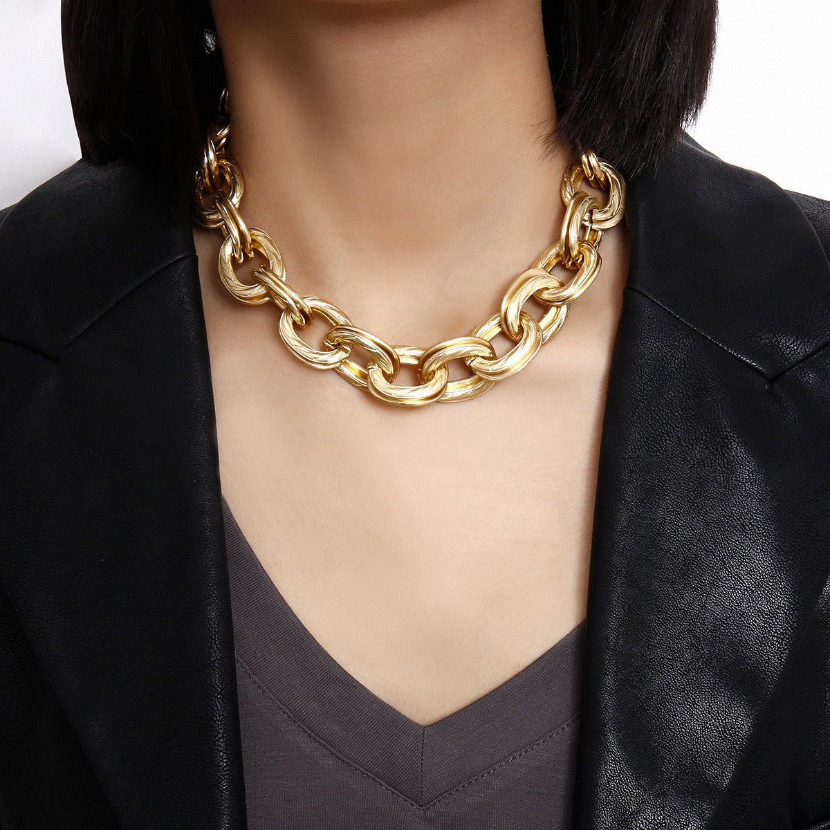Alessia – Necklace with wide golden links