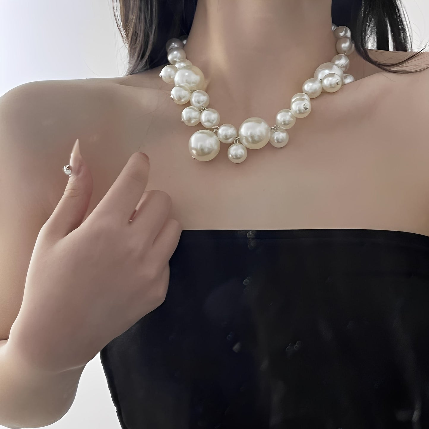 Lucie – Elegant Luxury Necklace with Large and Small Pearls