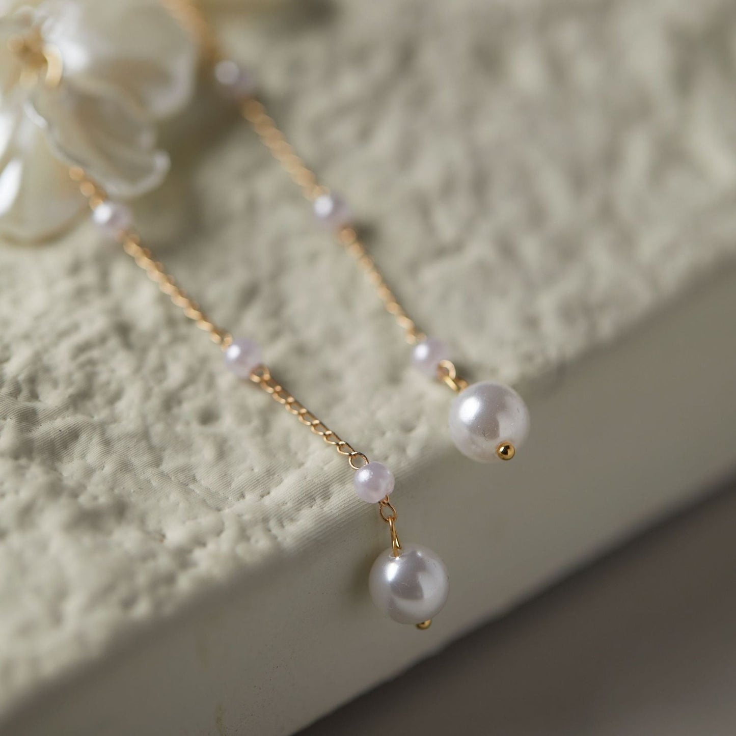Rhia – Earrings with fairy-like petals, pearl and tassels