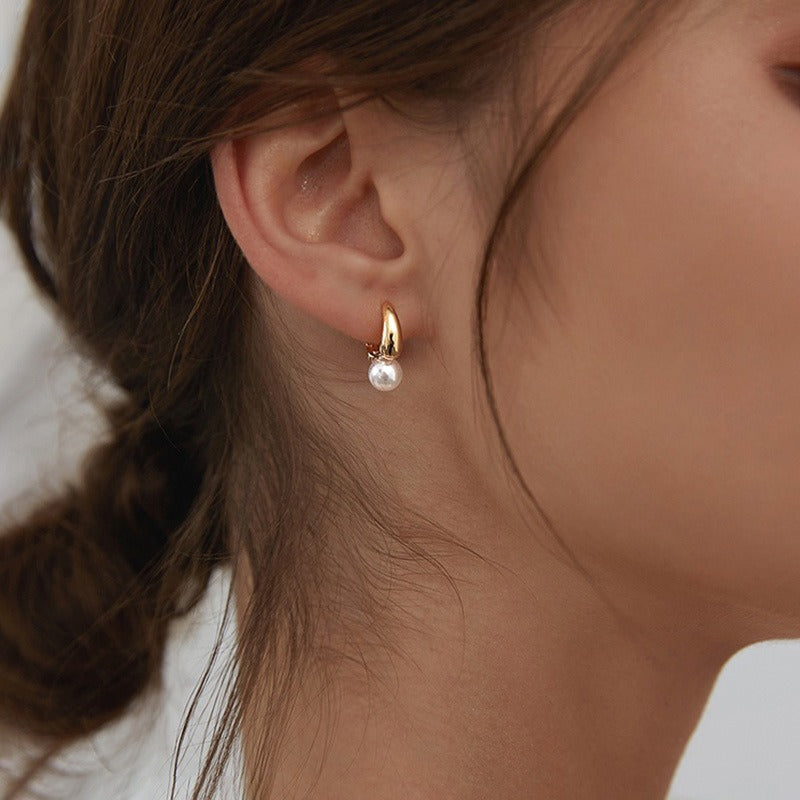 Maelle – Golden Earrings with Single Pearl