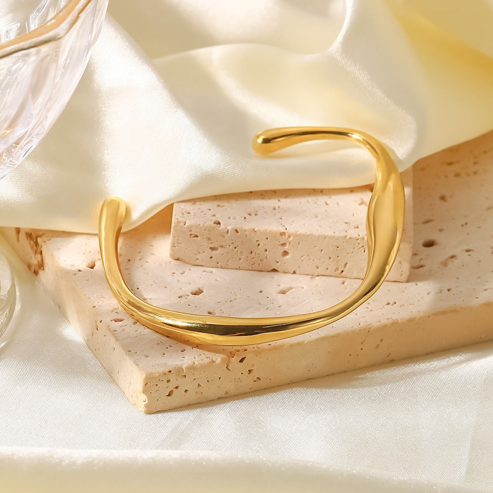 Gayle – Stylish Möbius Bracelet