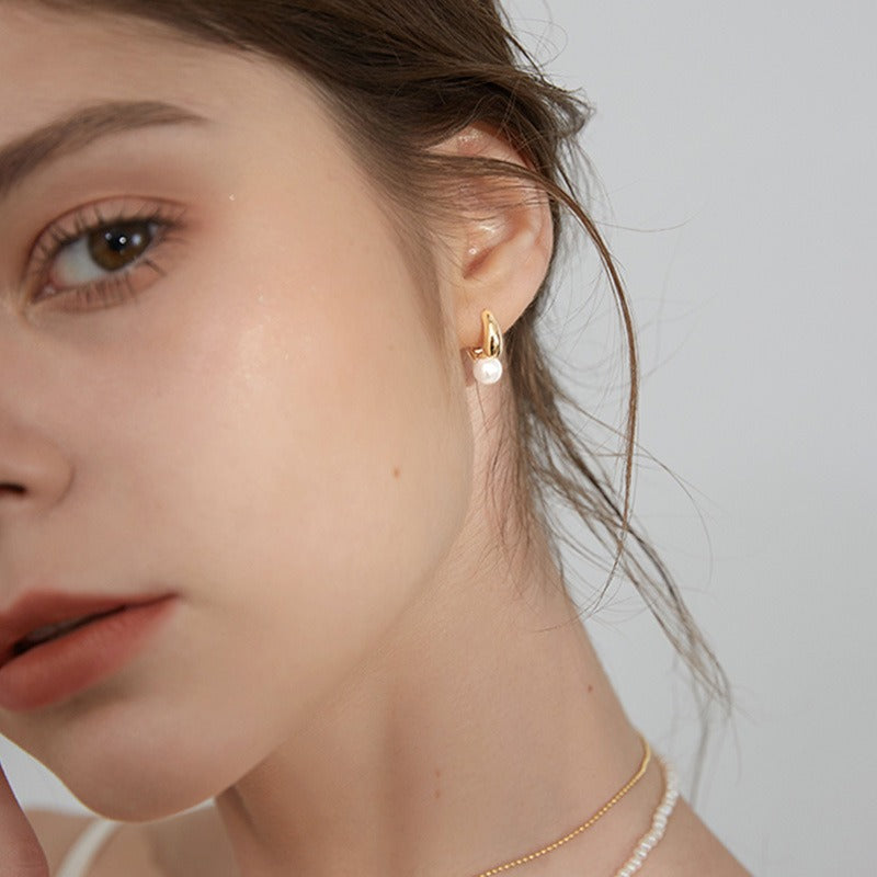 Maelle – Golden Earrings with Single Pearl