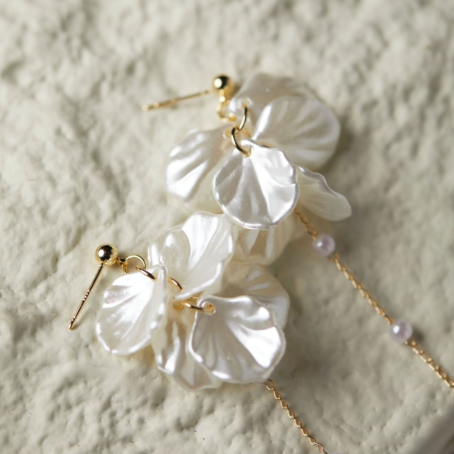 Rhia – Earrings with fairy-like petals, pearl and tassels