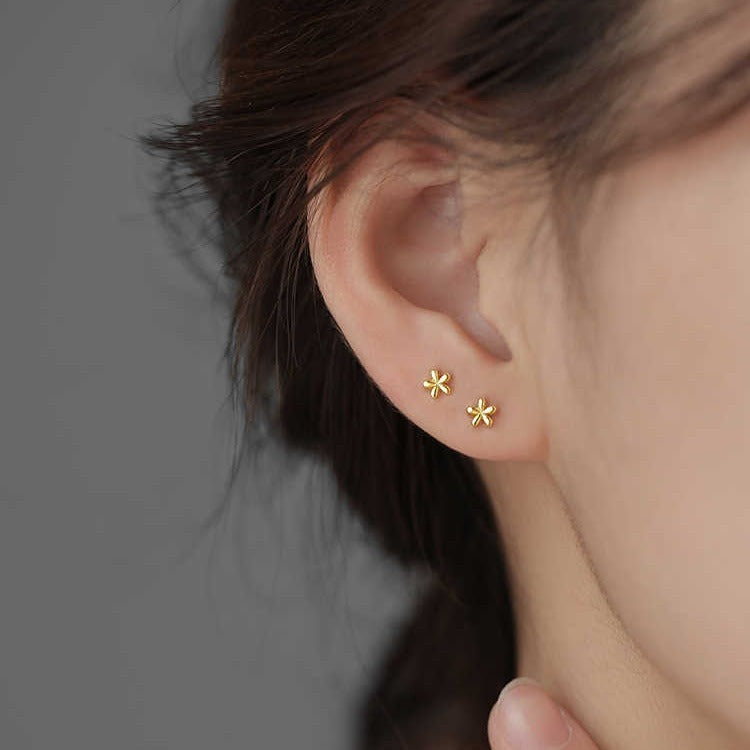 Lily – Small Earrings Made of Gold