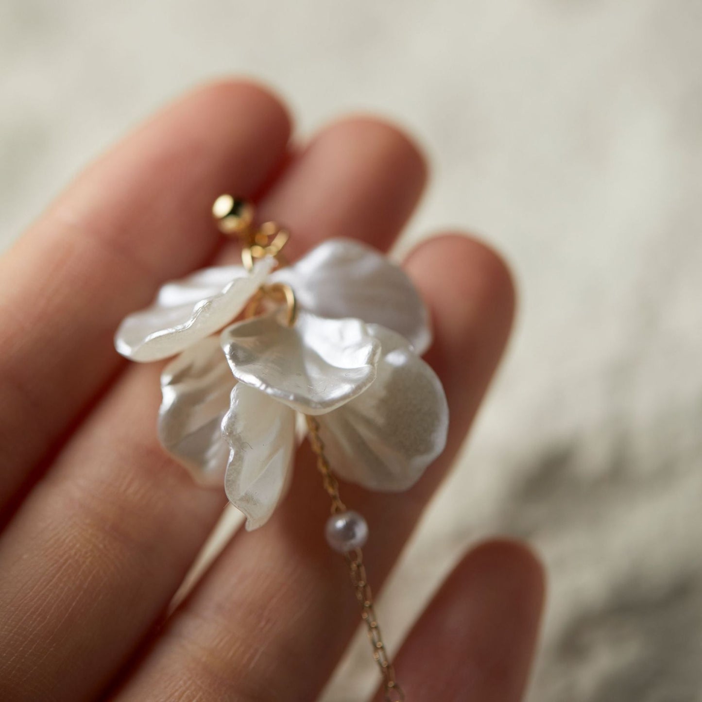 Rhia – Earrings with fairy-like petals, pearl and tassels