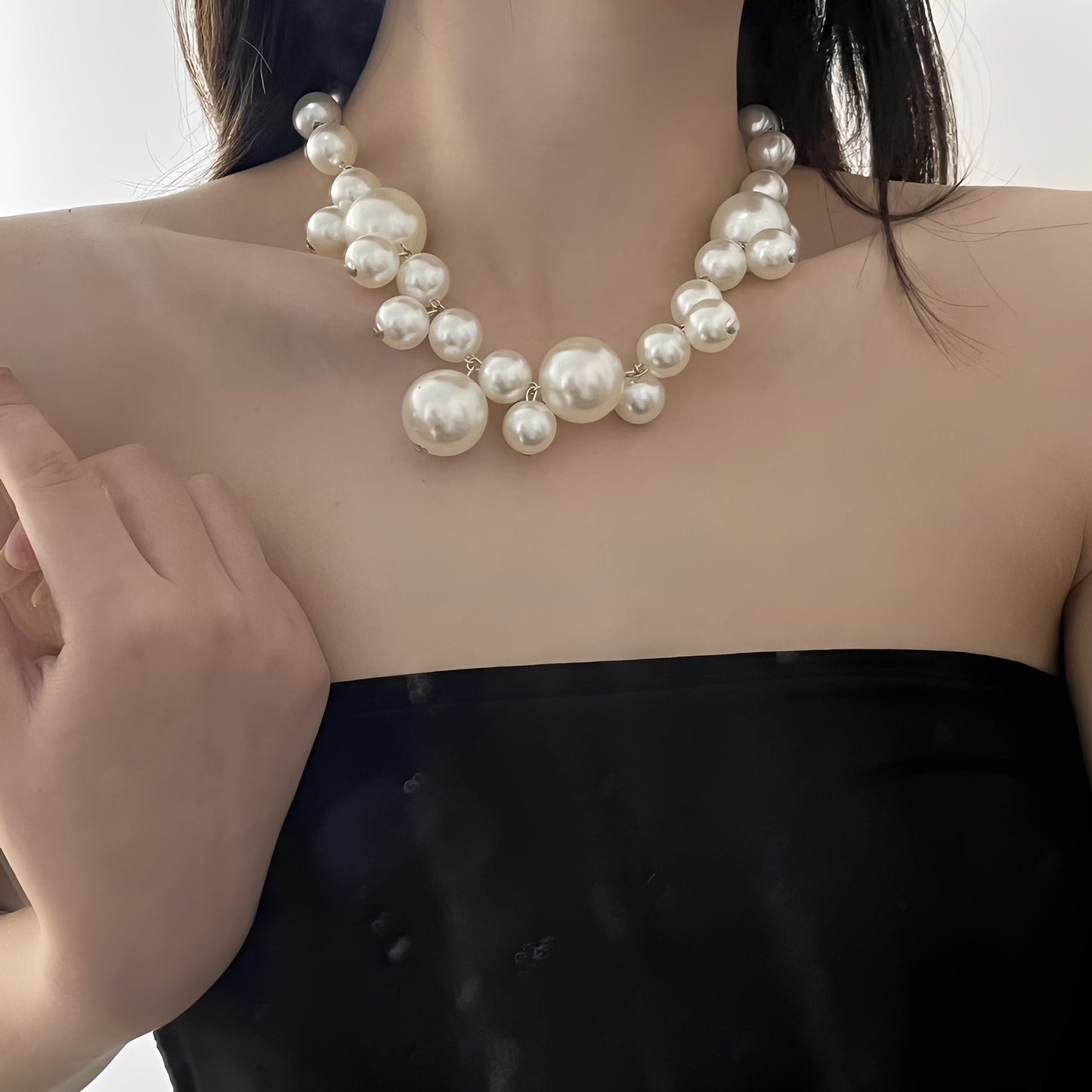 Lucie – Elegant Luxury Necklace with Large and Small Pearls
