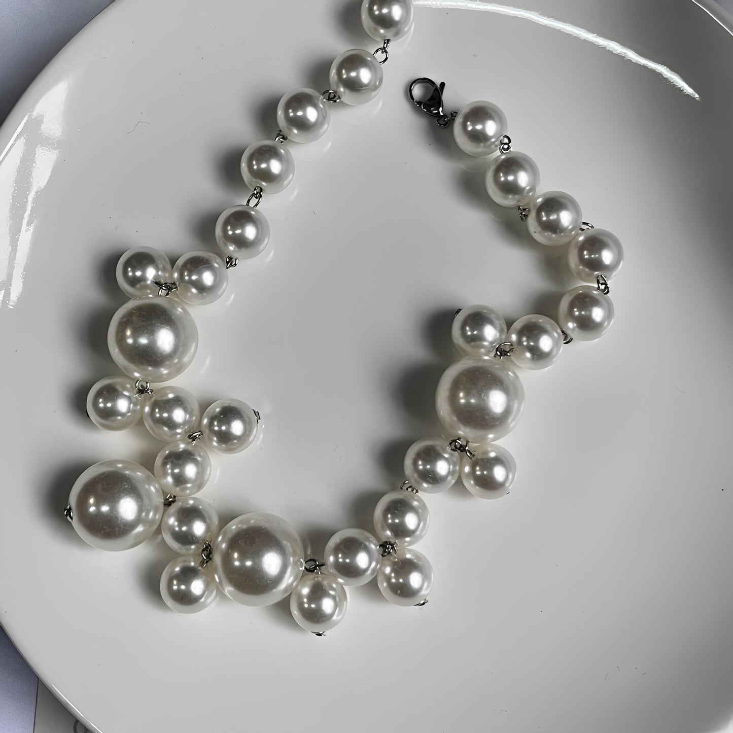 Lucie – Elegant Luxury Necklace with Large and Small Pearls