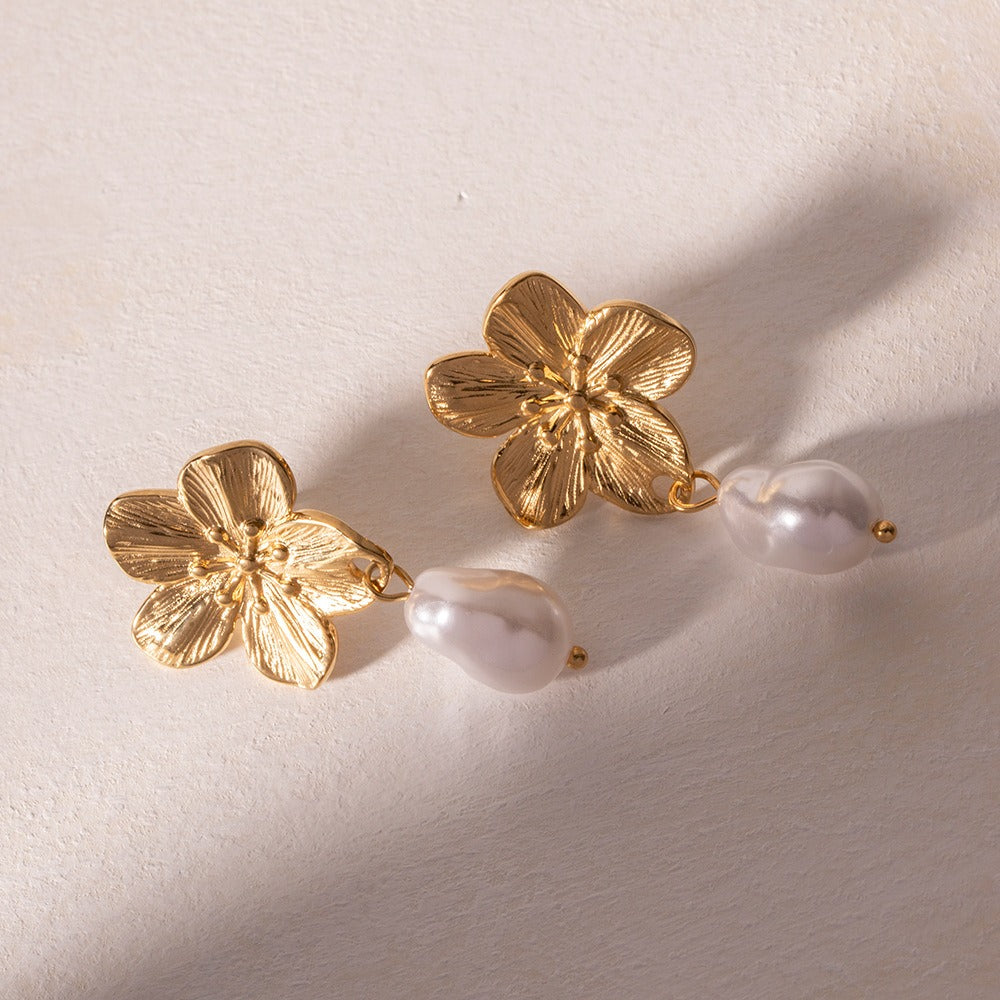 Ember – Earrings Flower Creation with Golden Pearls