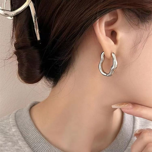 Ondine – Huggie Earrings in Silver with Waves
