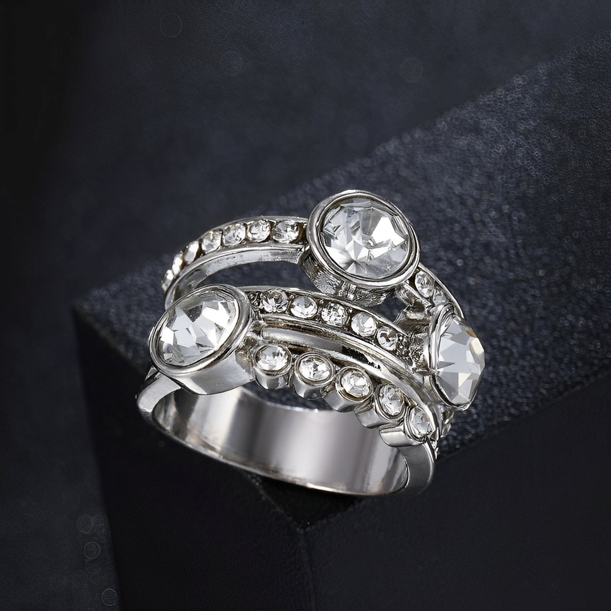 Elvie – Vintage Ring Made of High-Quality Material with Layers and Crystals