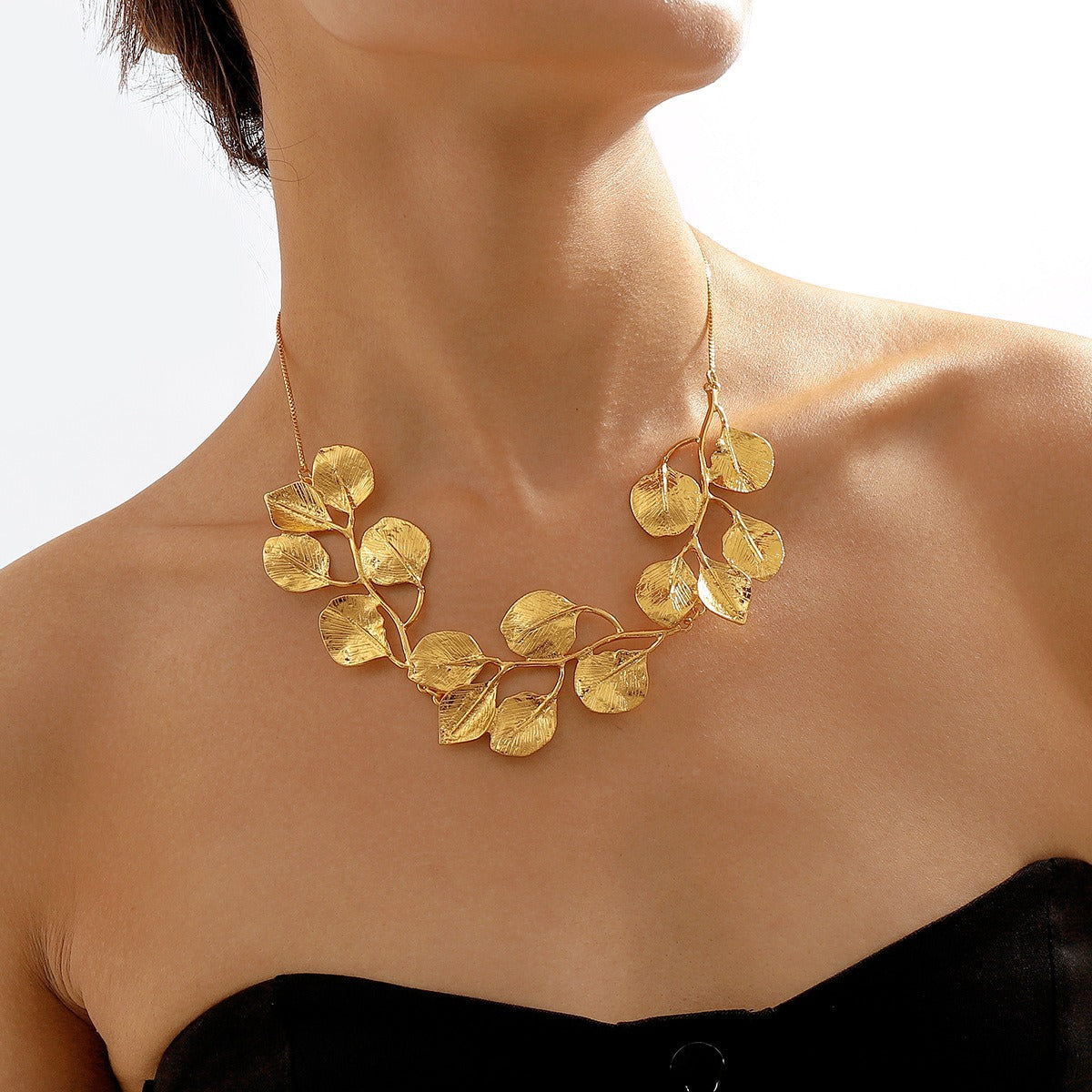 Mitena – Necklace made of Metal in Leaf Design