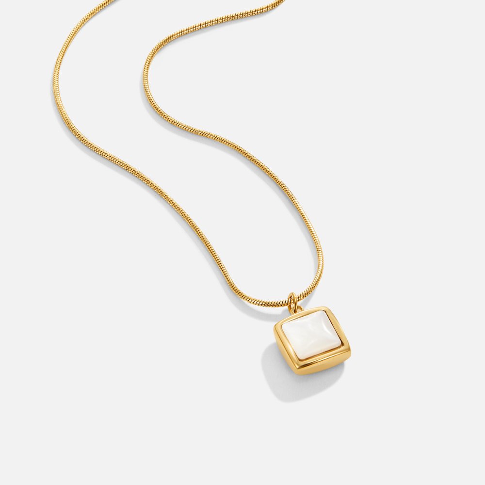Riva – Necklace with pendant made of shimmering moonstone