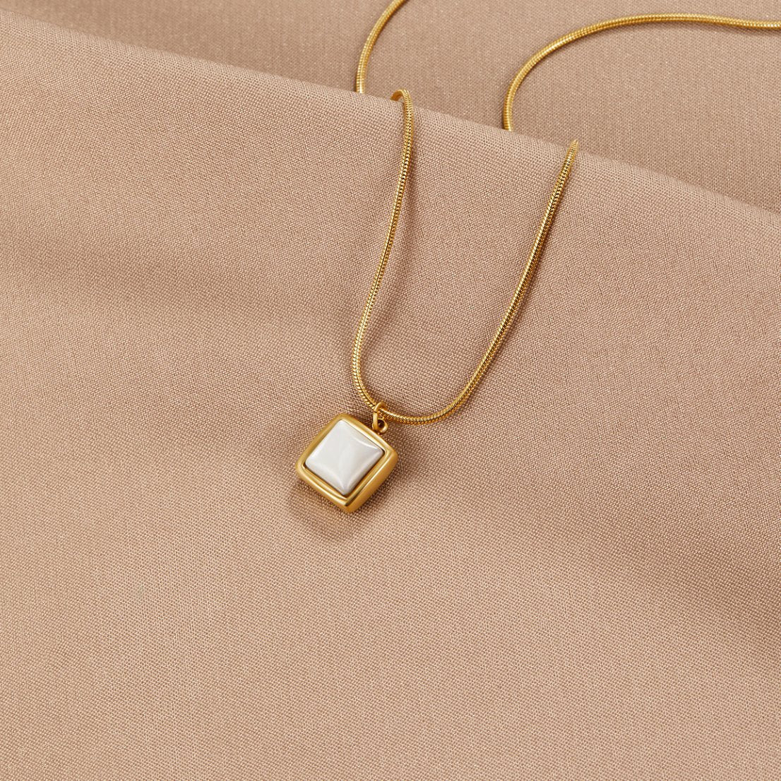 Riva – Necklace with pendant made of shimmering moonstone