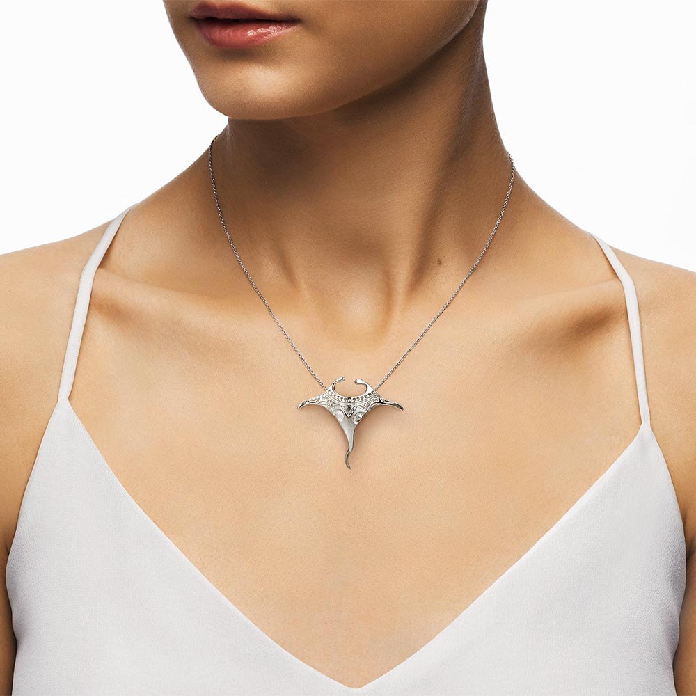 Women’s Manta Pendant Necklace with Engraved Pattern and Wide Wing Shape